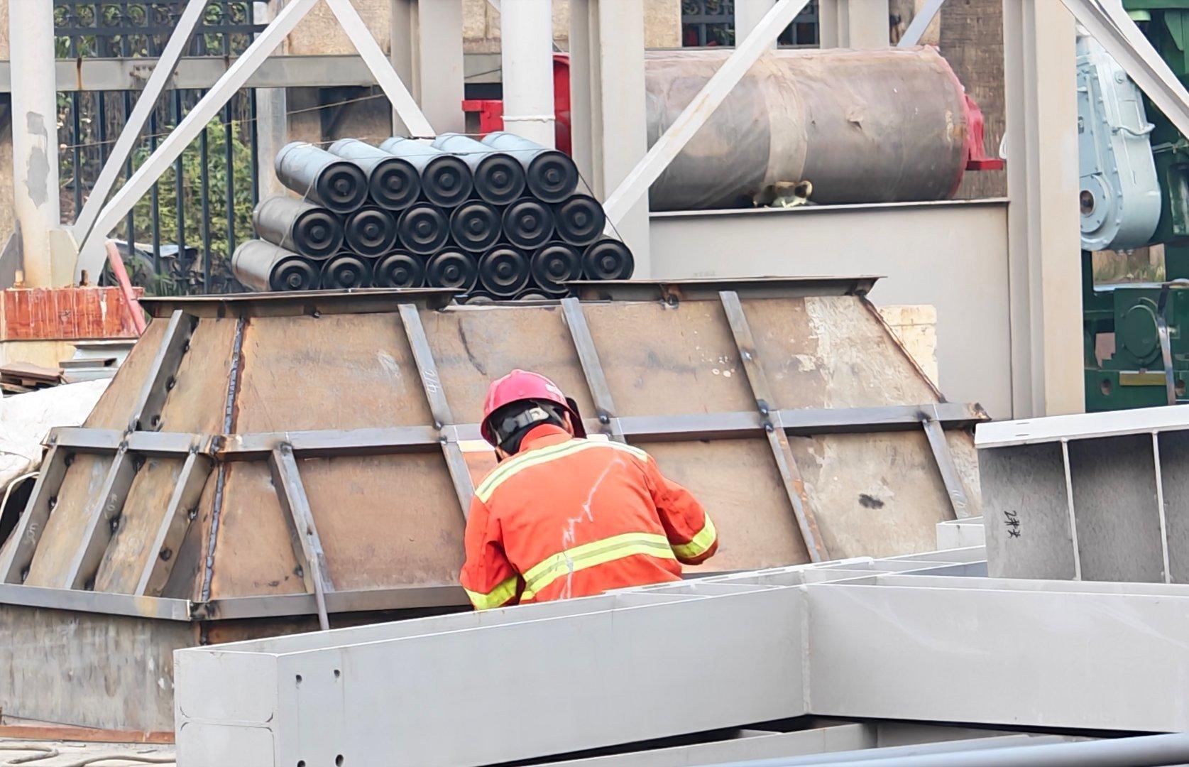 电焊工这么早就开工了。工地上是不是都7点上班呀！每天早起打卡