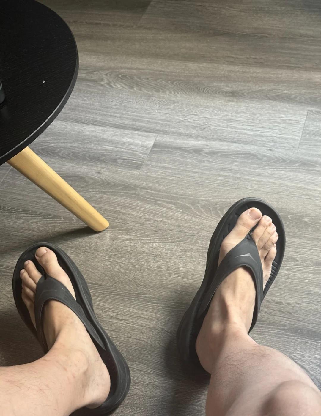 周末穿这双黑色人字拖
外面天气是真热
	
人字拖 大脚 光脚 粗腿 光脚自由主义