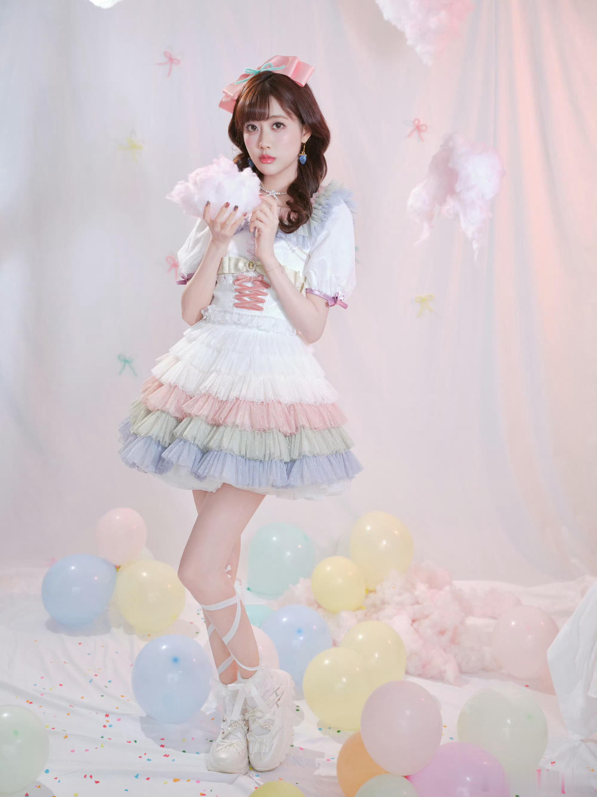 李艺彤香香软软小蛋糕具象化了 李艺彤甜妹造型太绝！彩色蓬蓬裙配卷发甜美值拉满，香