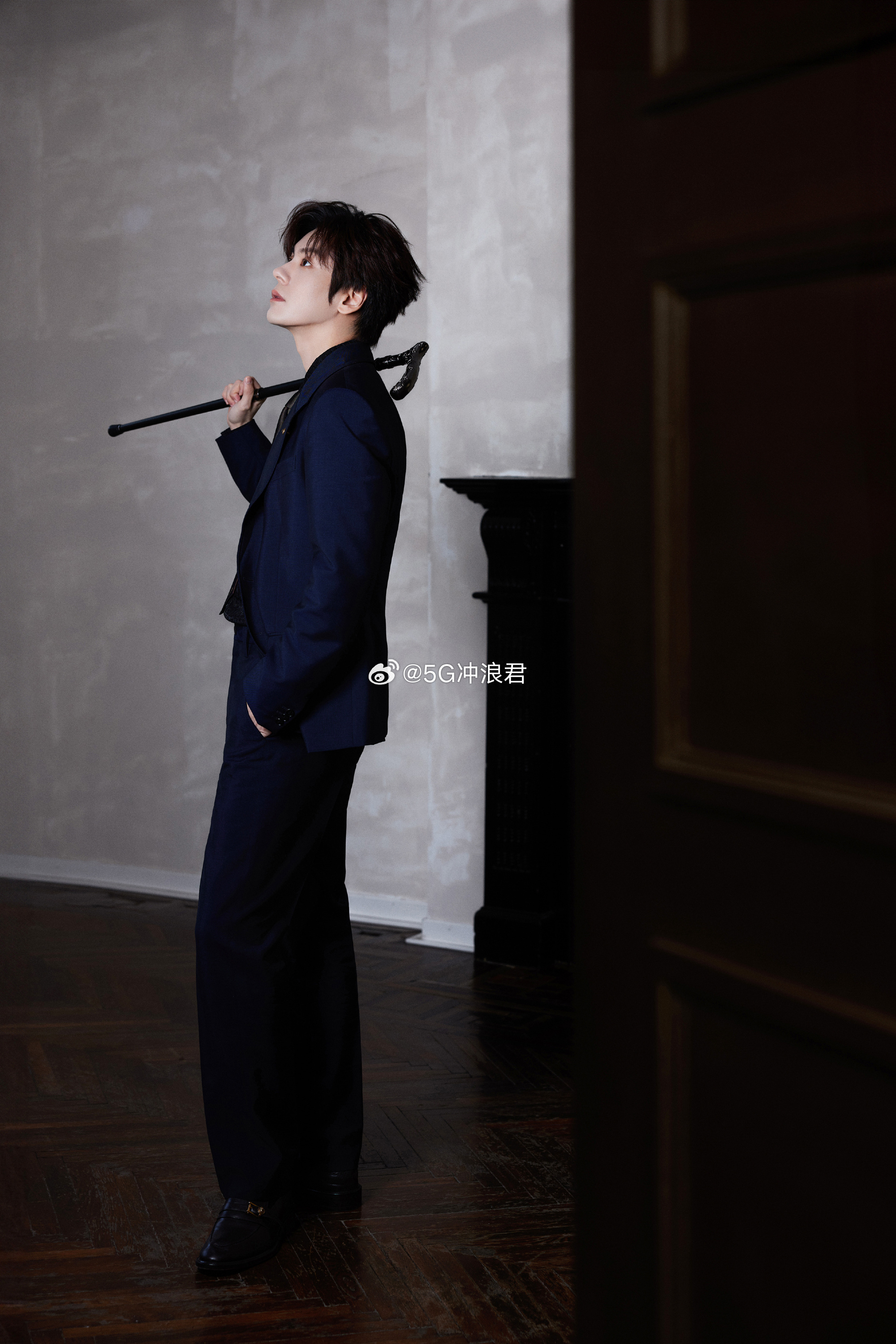 魏哲鸣回应帅是你的命 魏哲鸣红毯杀疯了，清贵气质松弛感拉满，被主持人调侃帅是你的