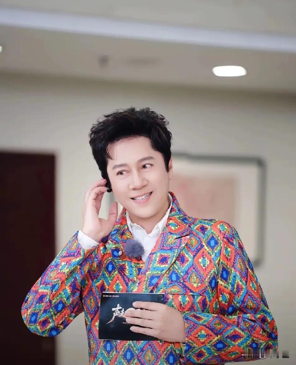 建议蔡大校去看看心理医生。
喜欢扮女人相，
喜欢装娘娘腔，
不是有病是什么！