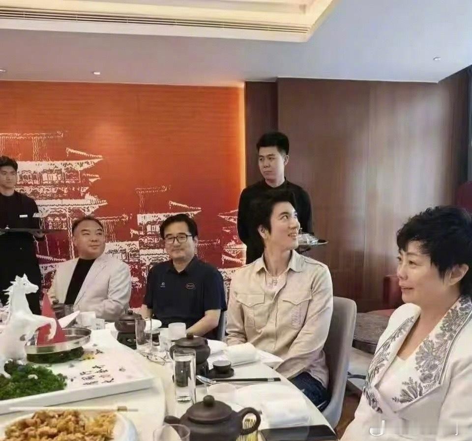 王力宏现身比亚迪高层饭局我猜二哥这次很有可能要代言比亚迪的高端产品了大v聊车