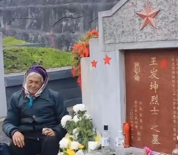 重温《高山下的花环》，再知晓梁三喜原型王发坤烈士的真实过往，瞬间红了眼眶。当年他