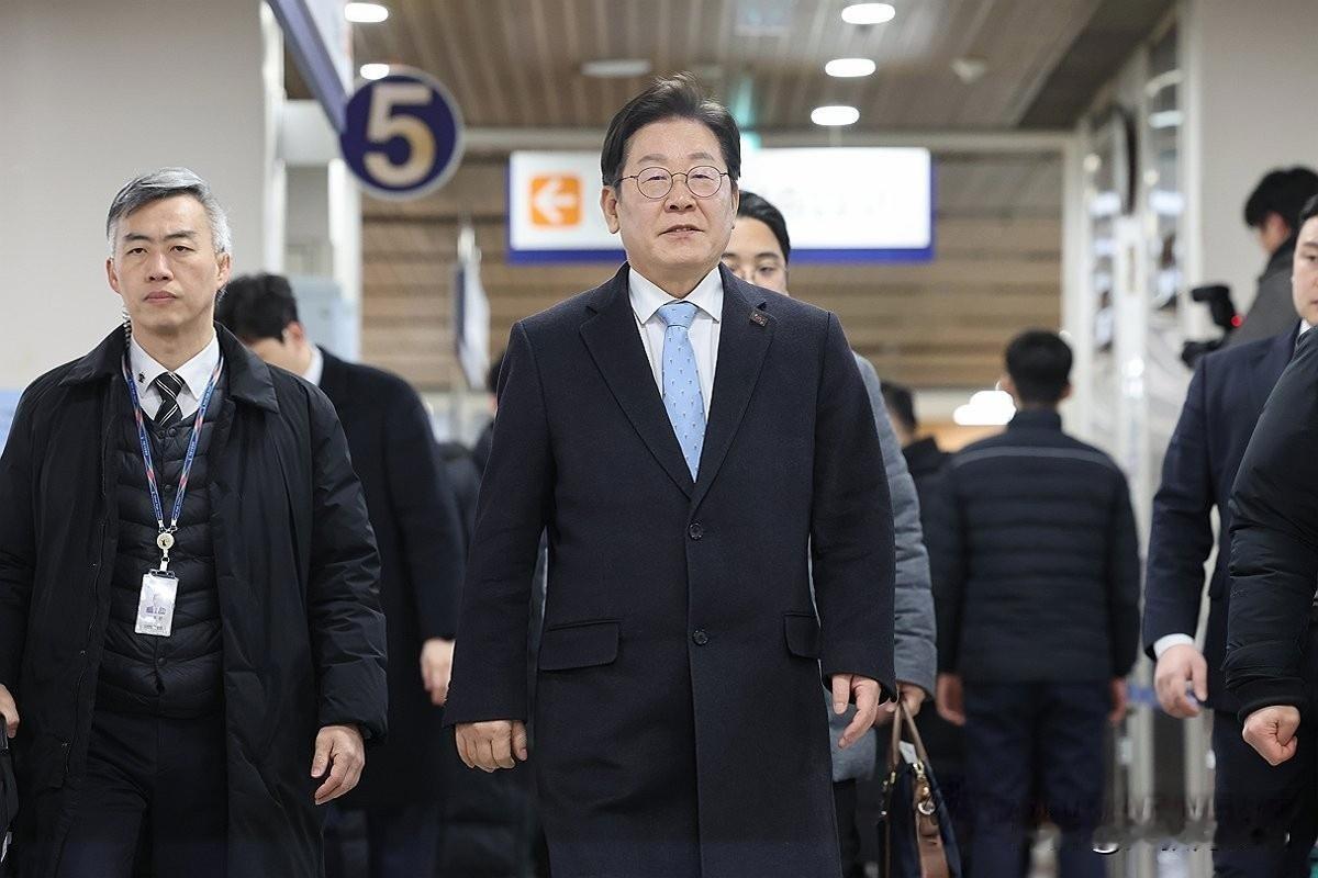 李在明：韩国年轻人周五下班飞上海，成了新潮流！
 
1月5日，中韩商务论坛在北京