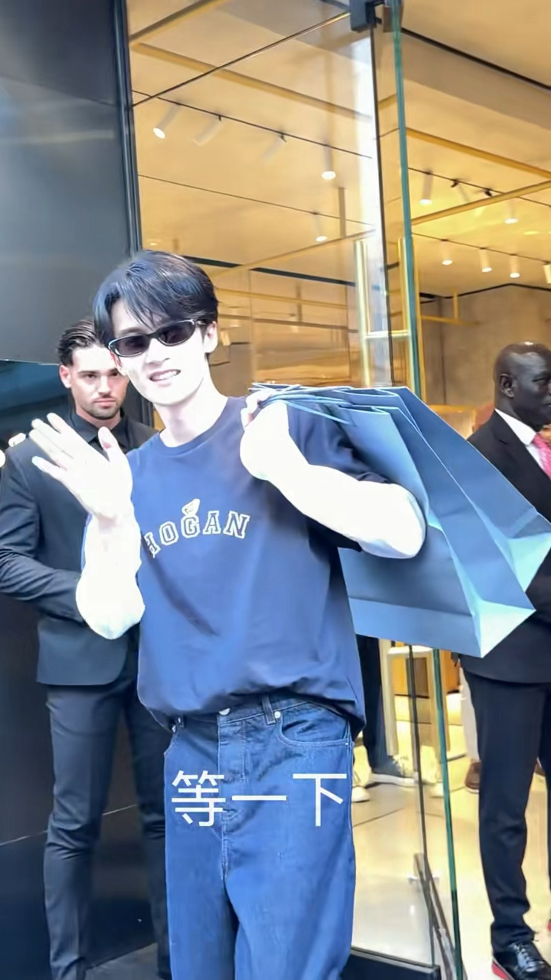 檀健次探店结束，背着购物袋笑嘻嘻的回家了🛍️☺️檀健次演我购物结束檀健次私服探
