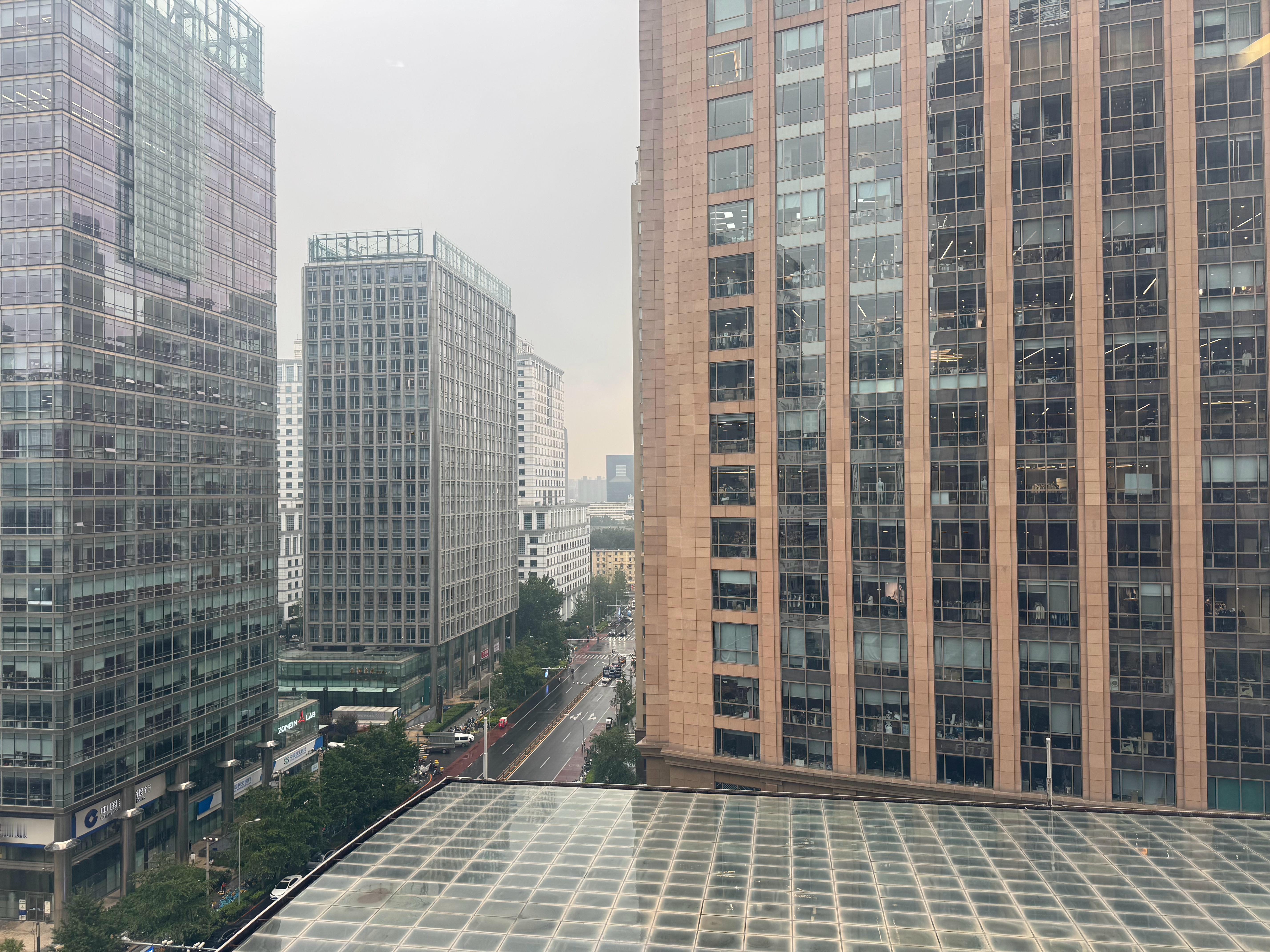 北京暴雨目前还没暴，但也是哗哗下起来了  ​​​
