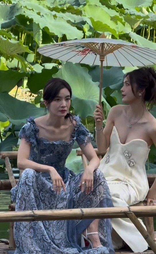 就爱看晟晟这么坐！不仅气场拉满而且对盆骨好，大家也要学起来～ ​​​