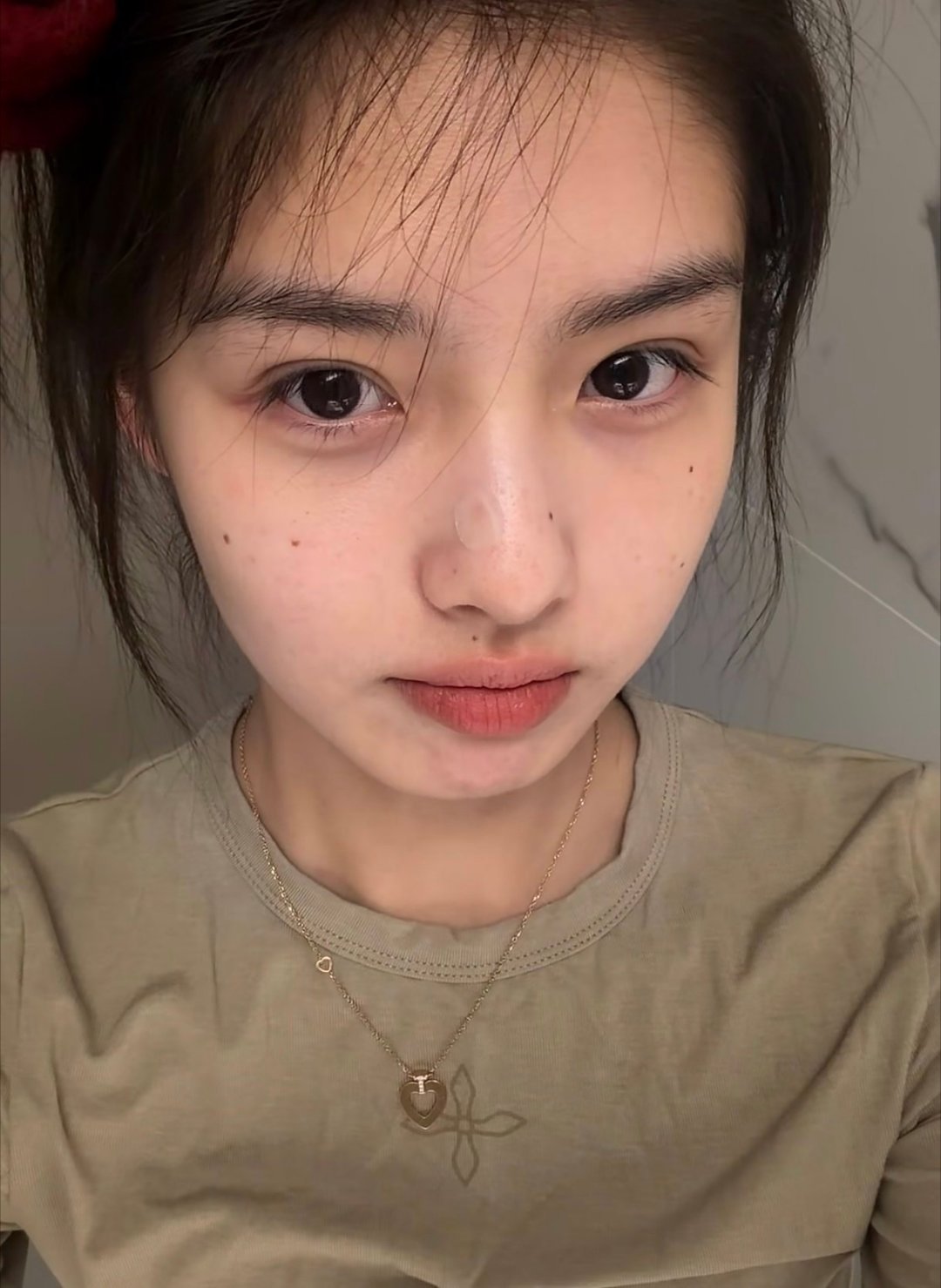 好喜欢米儿的痣，贴个痘痘贴也好萌 