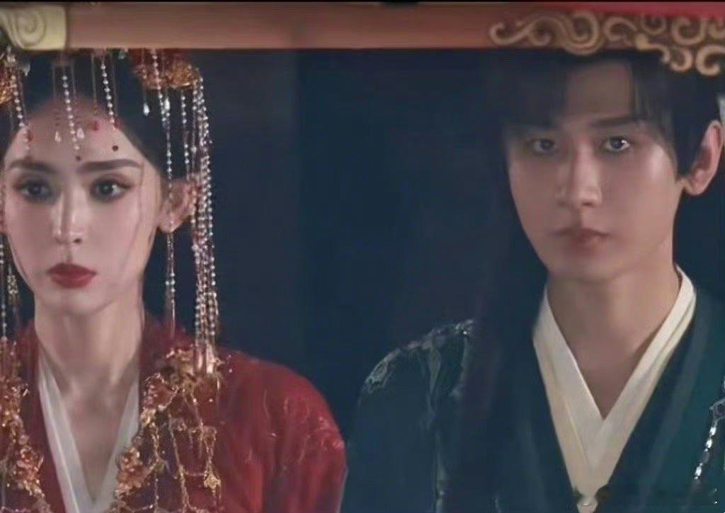 古力娜扎与成毅合作古偶同框路透，为什么娜扎一装扮上古装就与杂志里不太一样啊？[笑