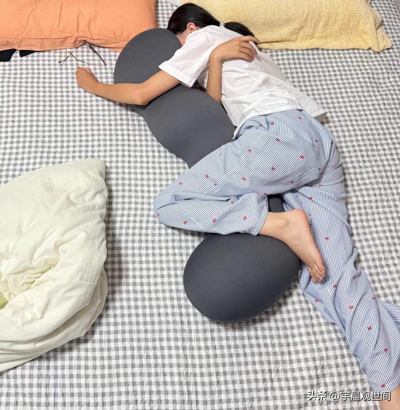 我老公他哥家的闺女，98年的，今年28了，辞职在家躺了快一年半。

大学学的是会