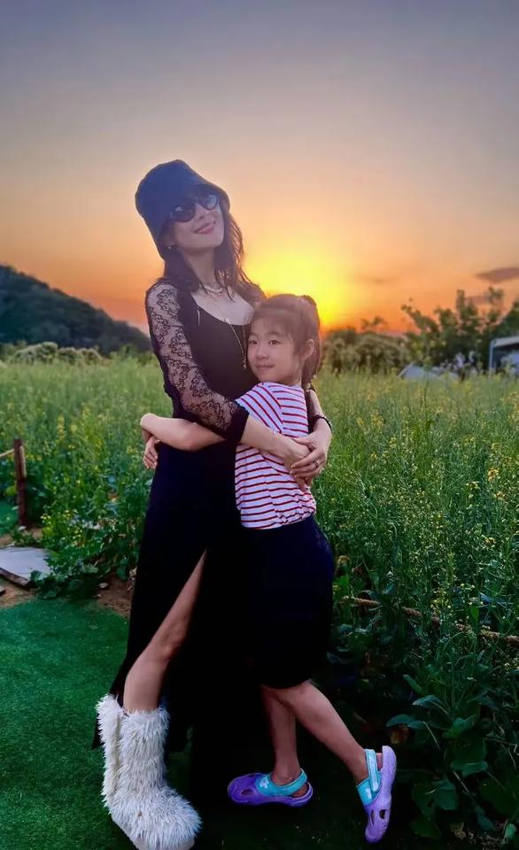 大夏天穿一个毛靴子，这是现在女明星的时髦吗？
从章子怡到蔡依林，都是上边儿穿的极