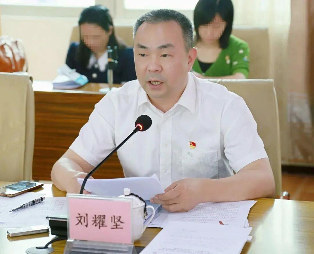 朋友以前在广东清远市第一中学读高中，他的高中化学刘老师如今在清远市任职，没想到突