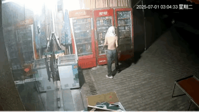 虽然这东西不值几个钱，但是这两个年轻人的行为非常可恶，应该根据监控视频提供的线索