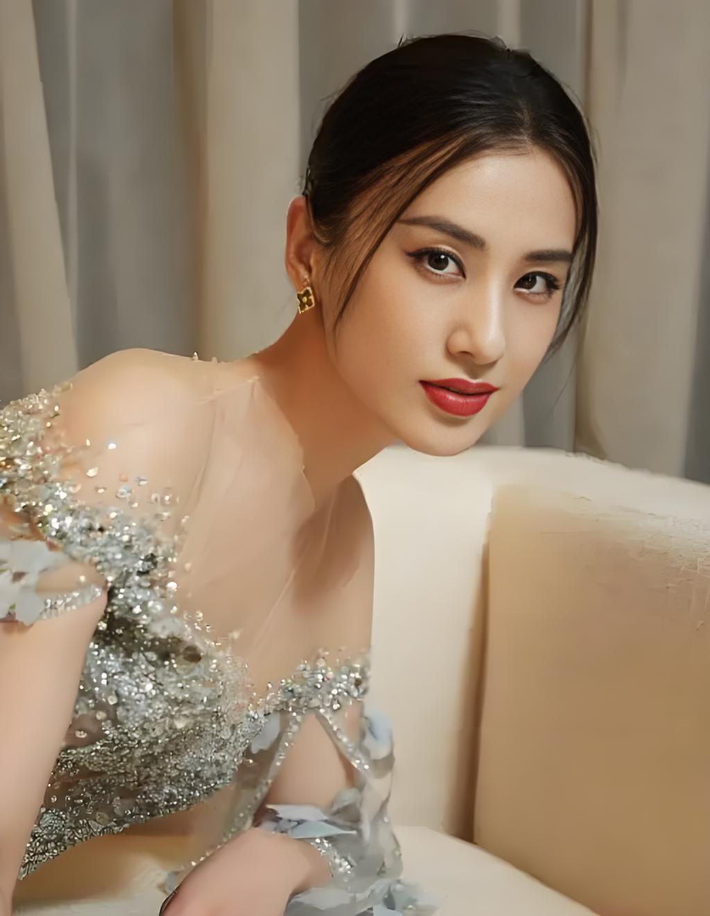 黄圣依这女人太聪明了！
她太懂得如何拿捏人心了，
所有人都被她玩弄于鼓掌，当年的