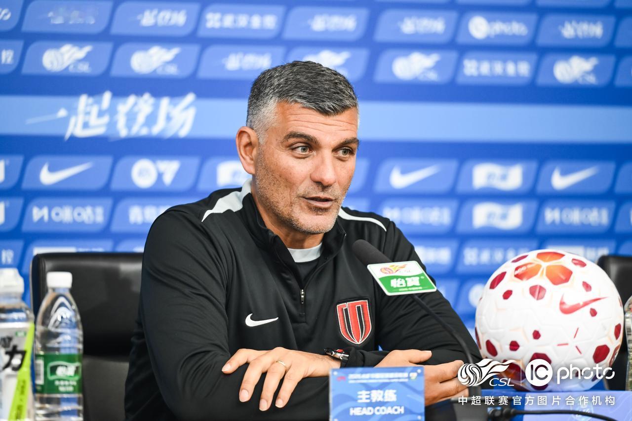 4月16日下午，成都蓉城队主教练约翰·阿洛伊西和球员韦林顿·席尔瓦出席赛前新闻发