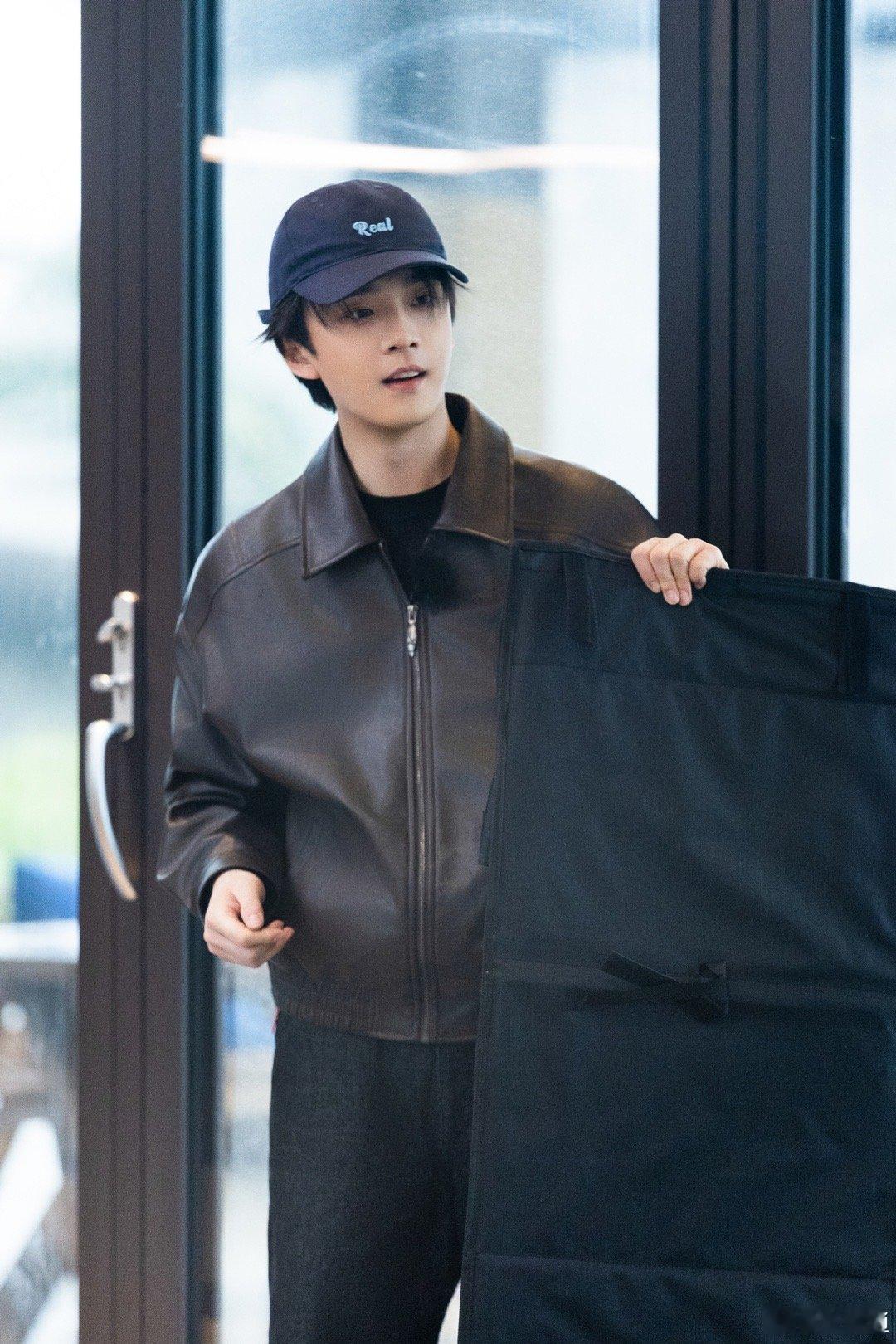 快把张宸逍介绍给李维嘉亲爱的客栈亲爱的客栈开播 少年气满满，温柔又有梗，快把宝藏