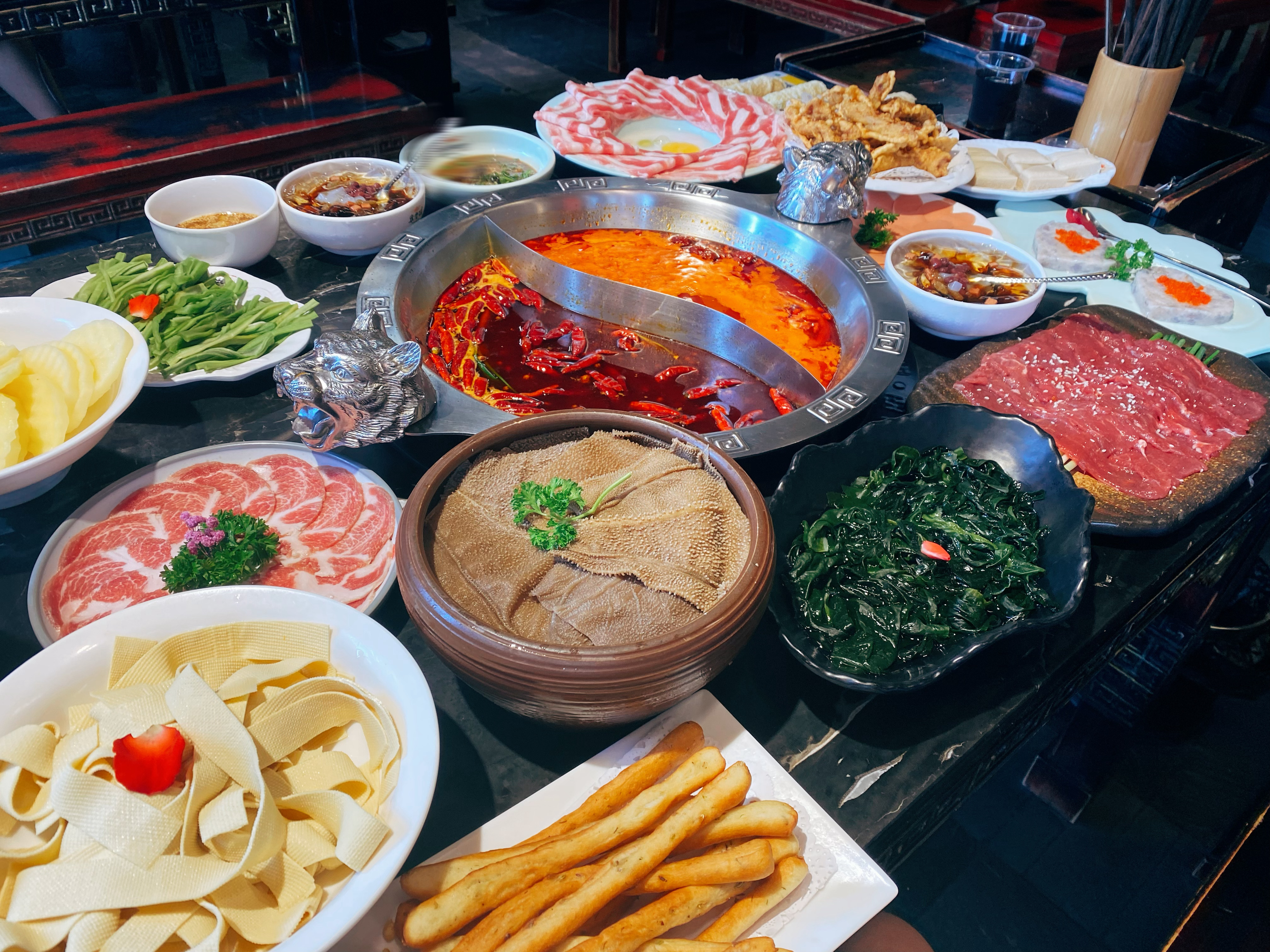 送别朋友，回家做大扫除，贝儿的屁股上全是猫毛，罪魁祸首还在呼呼大睡。 ​​​