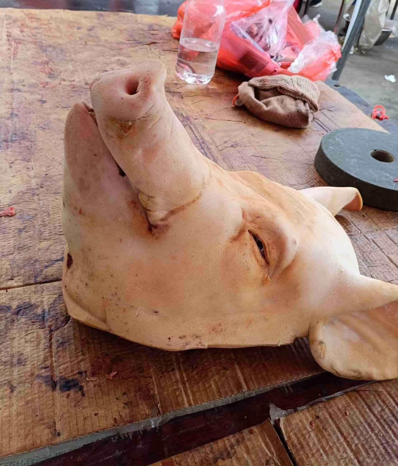 在李村大集上看到了久违的大猪头。

    说到猪头肉那可是青岛百姓餐桌上的家常