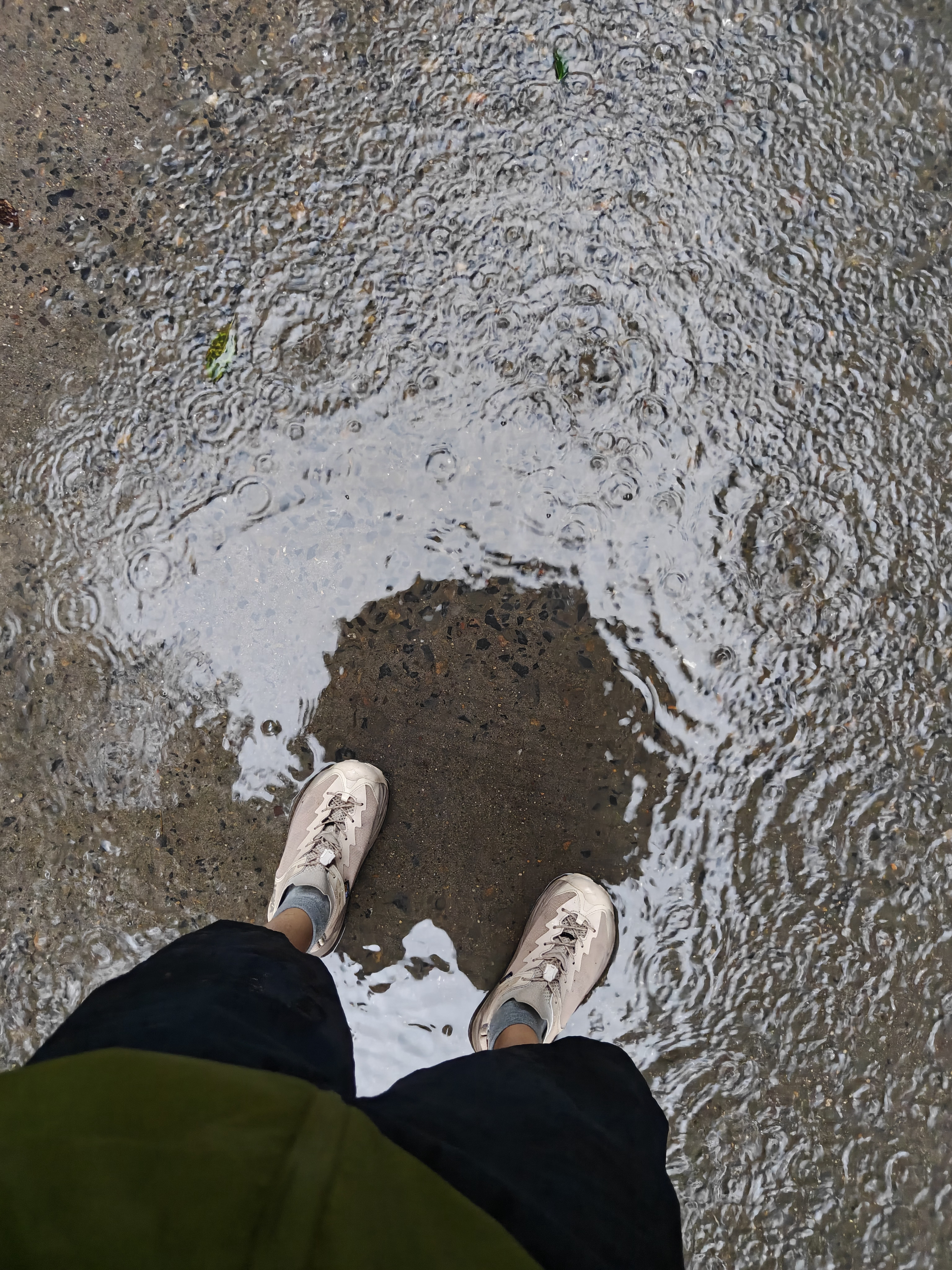 反反复复的雨季。 