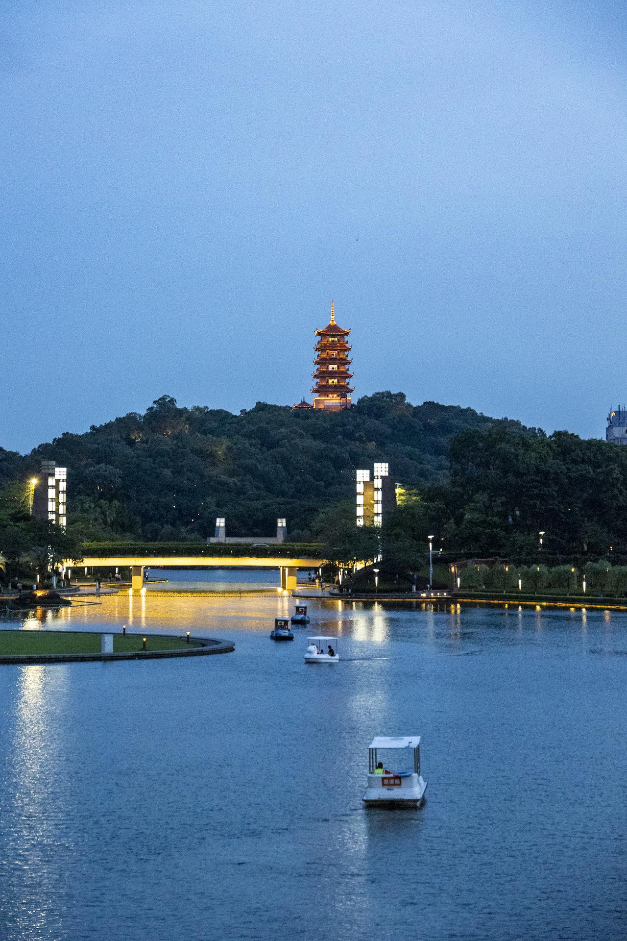 在佛山晚上散步偶然逛到千灯湖，直接被夜景美到走不动路！湖边灯光设计得超用心，现代