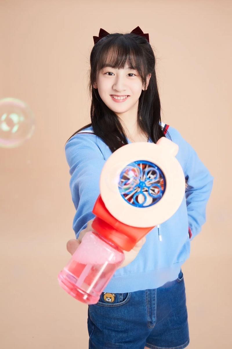 森碟下巴后缩矫正好了，近期照片显示其下颌线条流畅自然，此前田亮回应：矫正已在专业