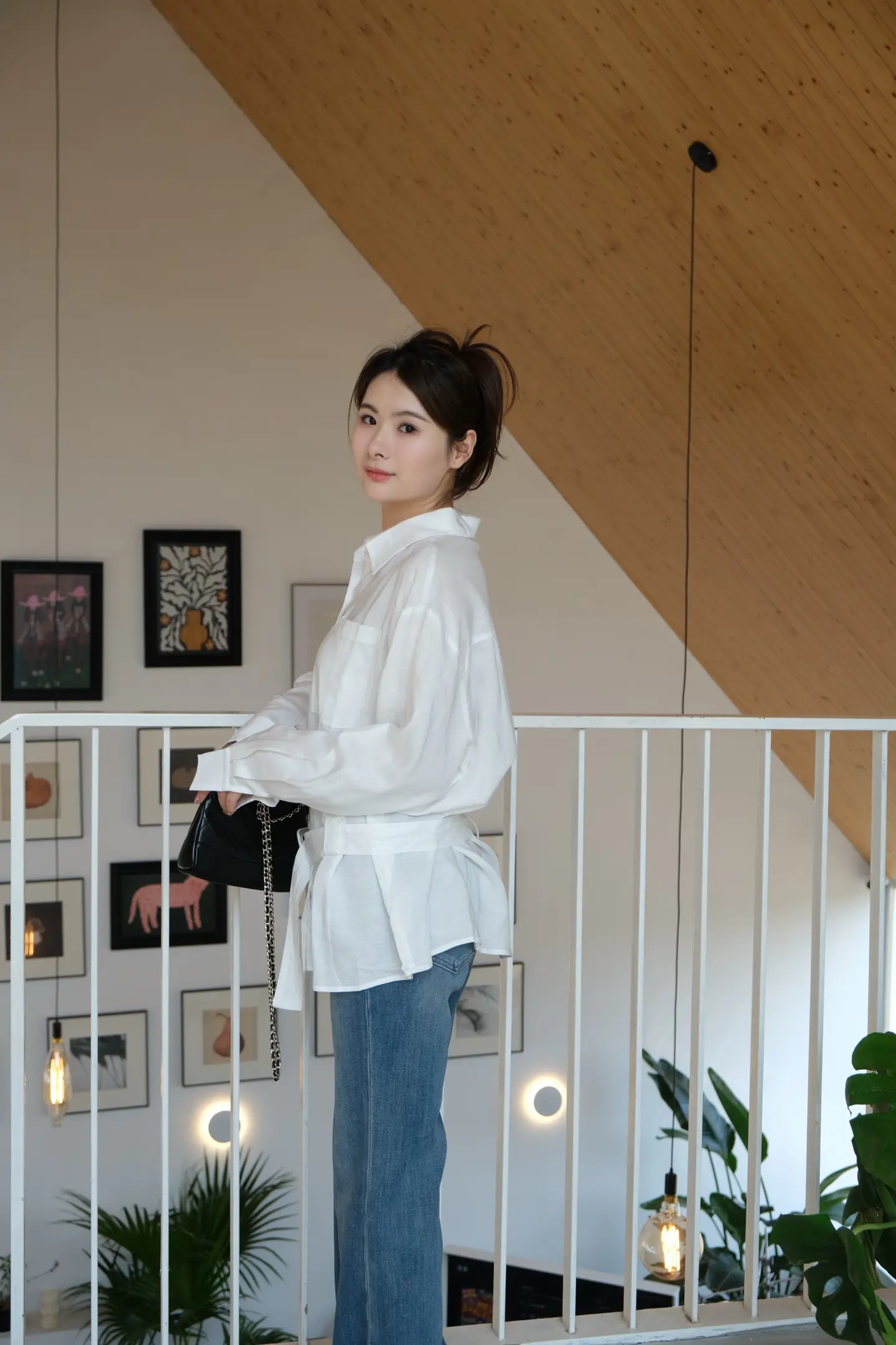 后来 那个女孩缓过劲来，她开始热爱生活，她开始相信自己，她开始逐步递增...