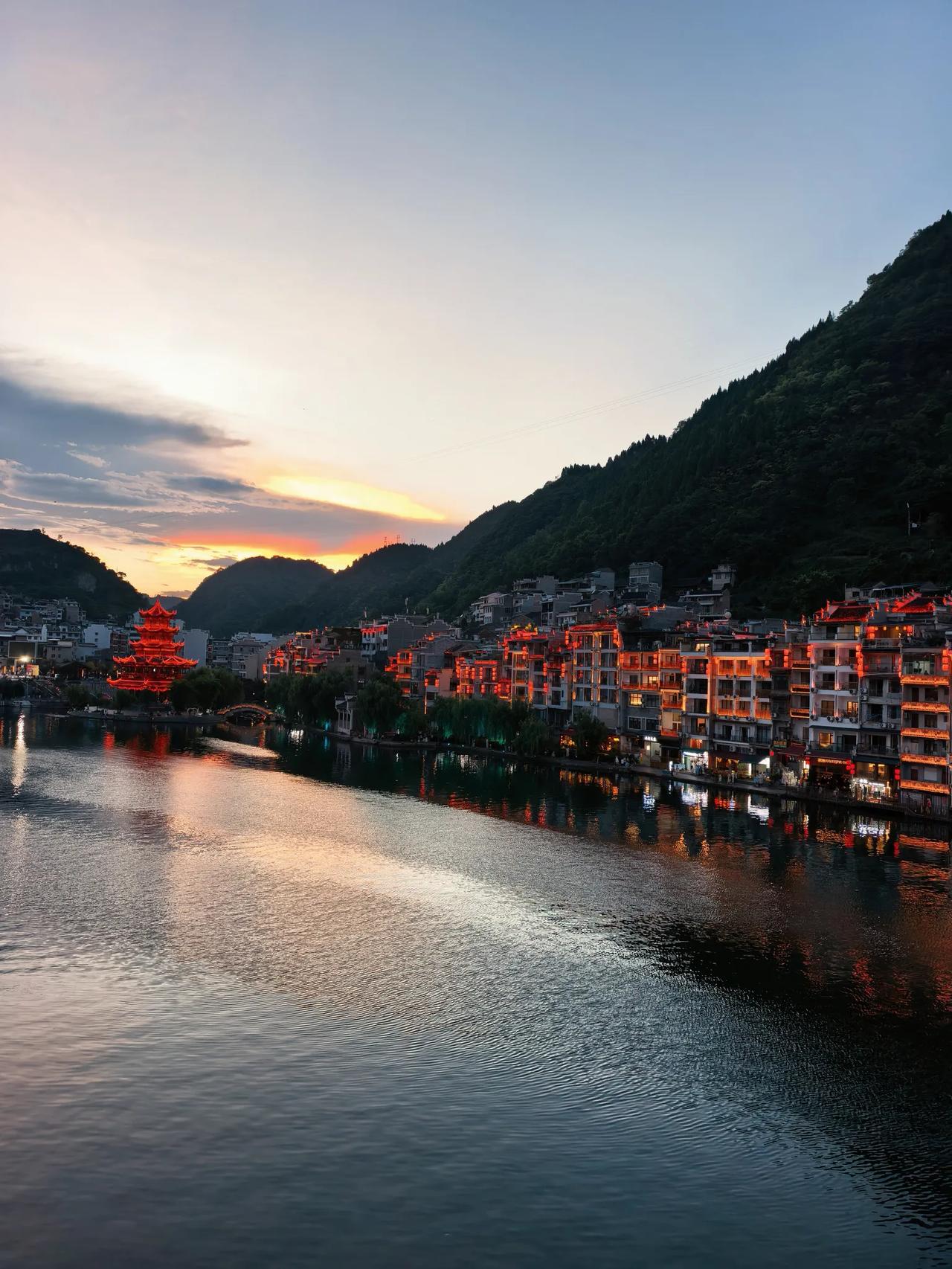 住镇远古镇，六点起床，和先生踏青石板路，松弛感拉满。