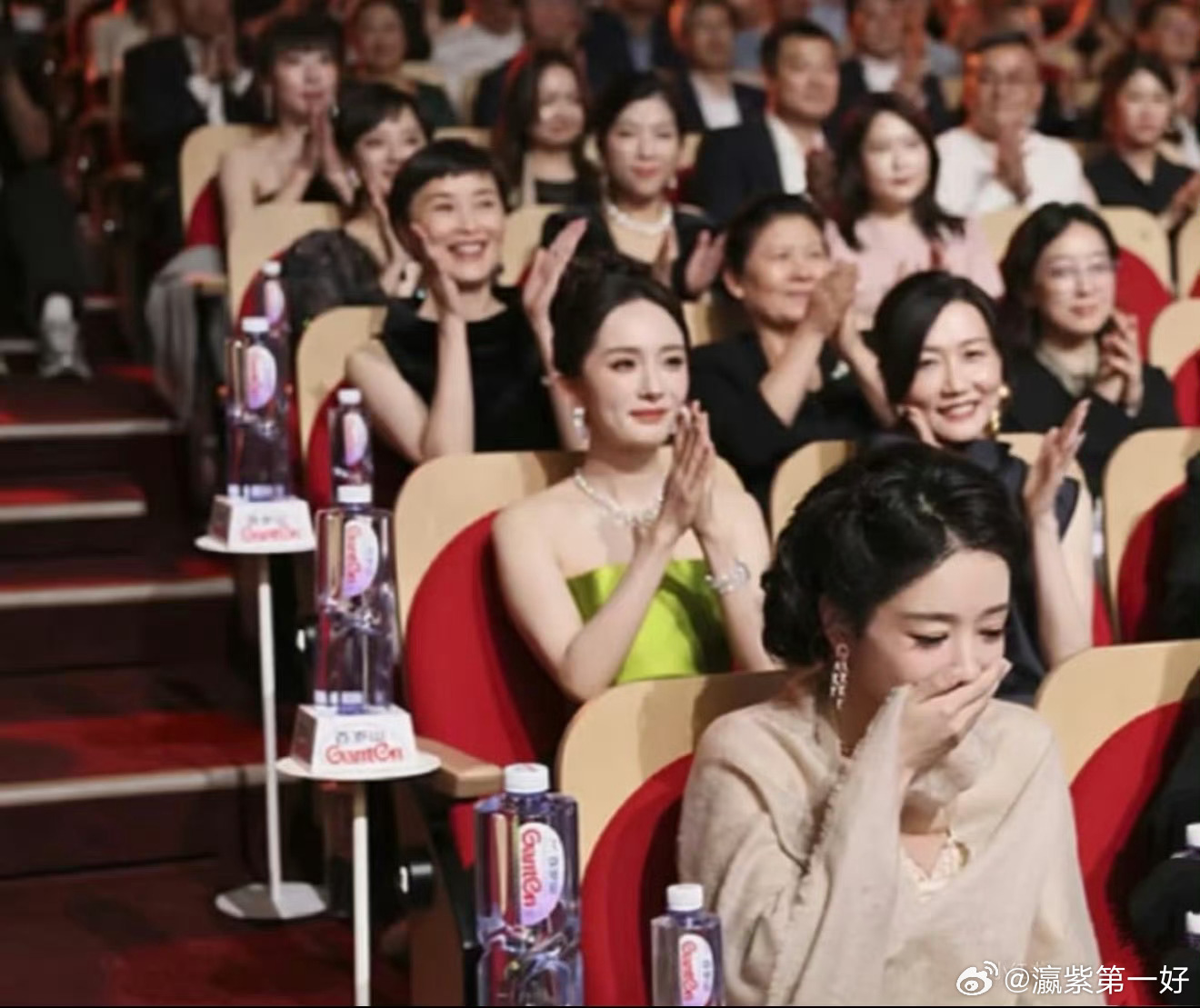 杨紫获奖孙俪吴越反应真以为没人看直播吗？截个图就开始尬黑女性之间的惺惺相惜就是看