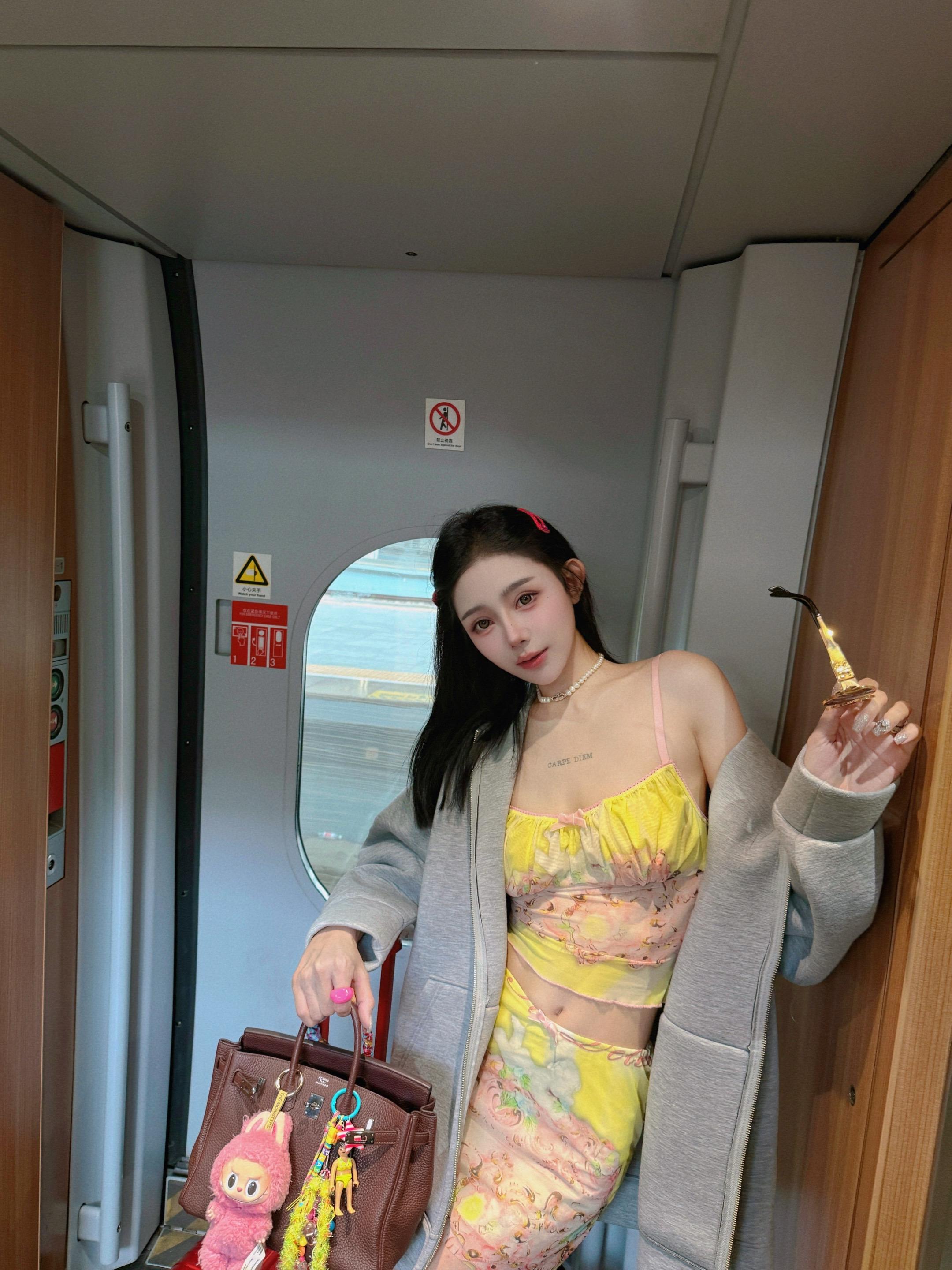 我并不觉得日子难过 但你要问我最近有什么开心的事 我想半天也答不上来