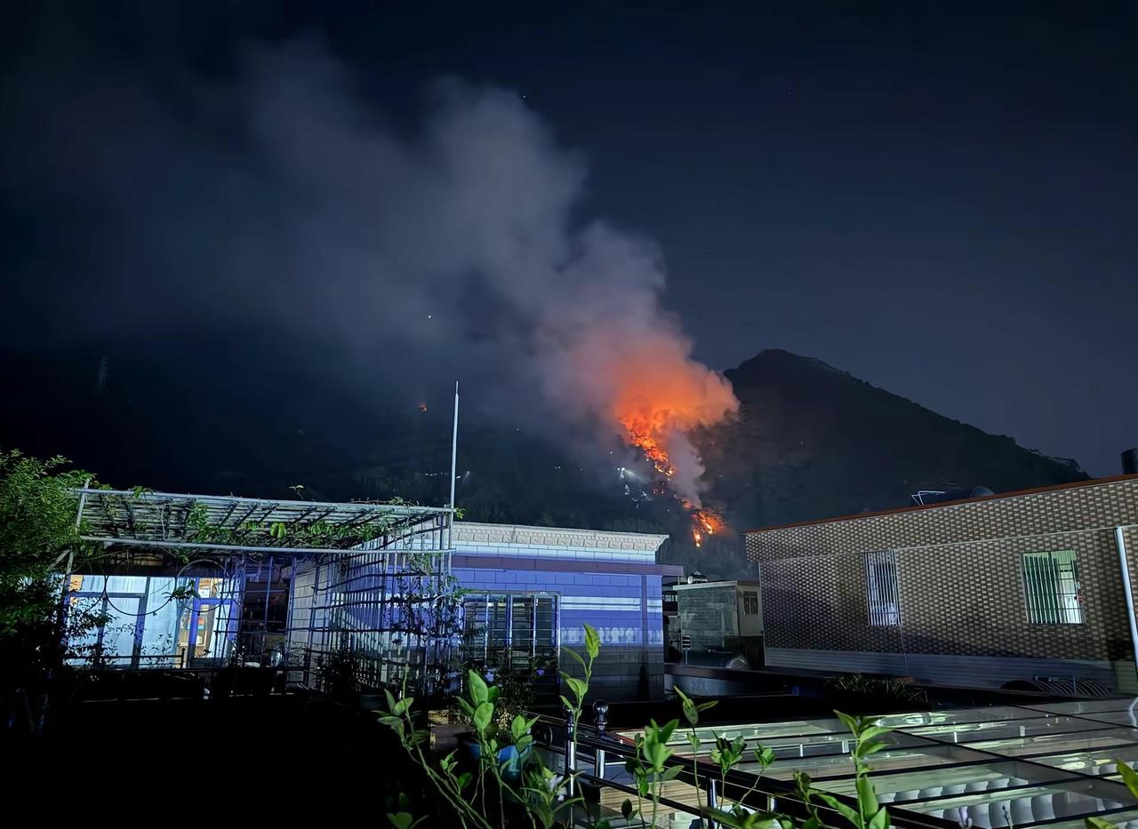 家里监控看到一线的人们在吃饭。各位一线的战士，注意安全,平安归来！辛苦了消防安全