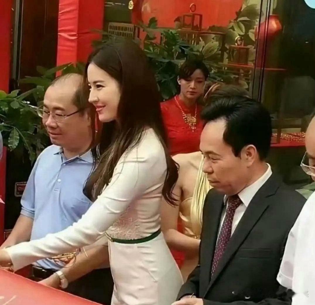 原来现实中的刘亦菲，颜值依旧自带仙气，清冷气质格外动人。 