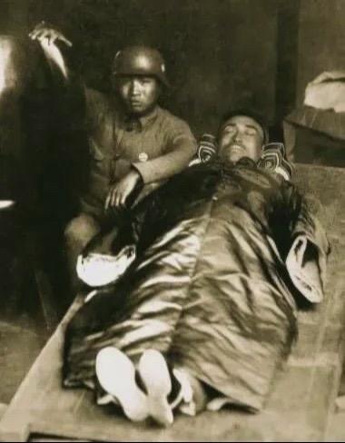 致敬英烈。照片中的杨杰将军，此时遗体已经被士兵们清洗干净，并且为他换上...