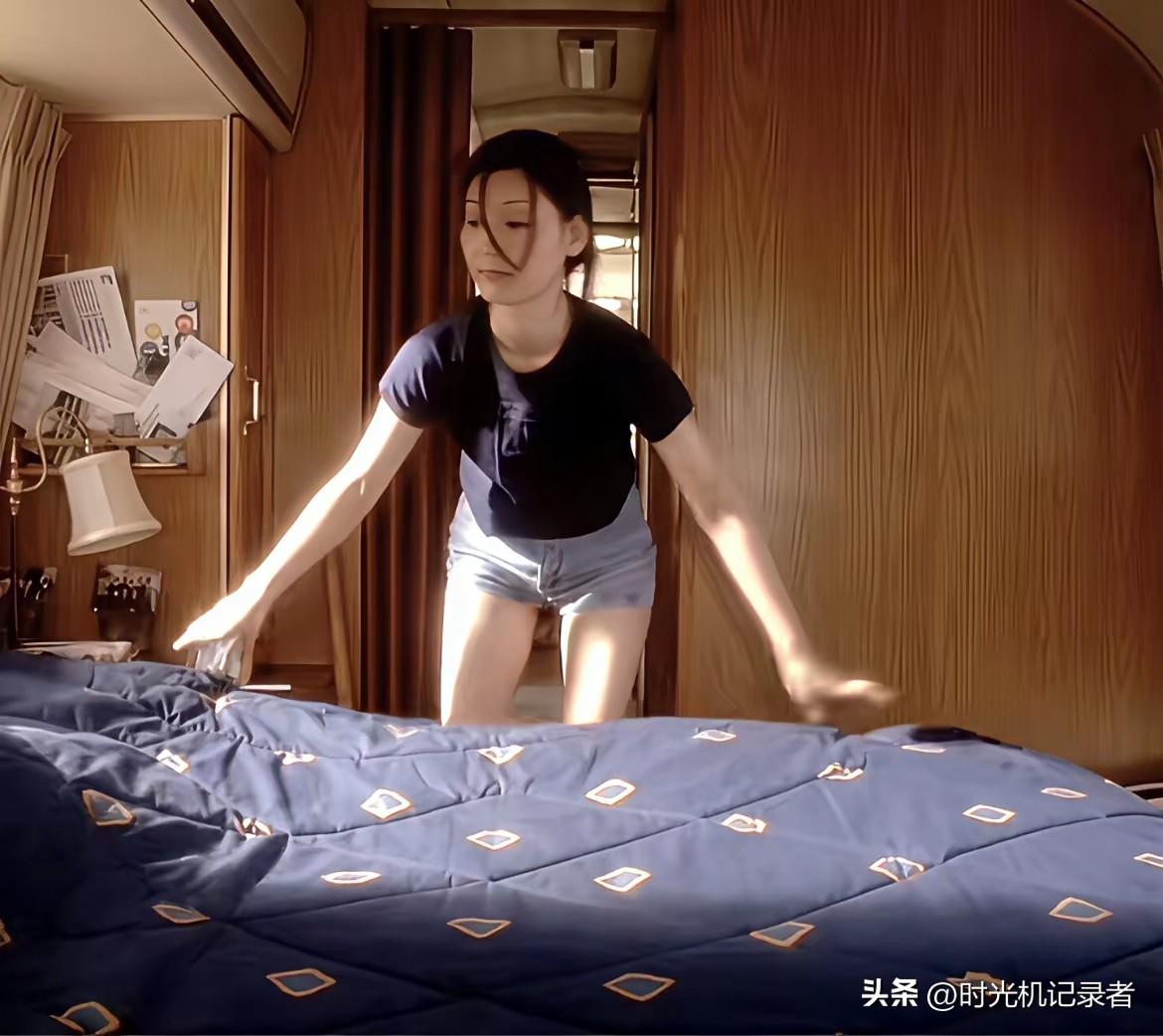 徐帆20年前就穿的很时尚，短裤，吊带上衣，怪不得冯小刚见识过那么多美女，唯独娶了