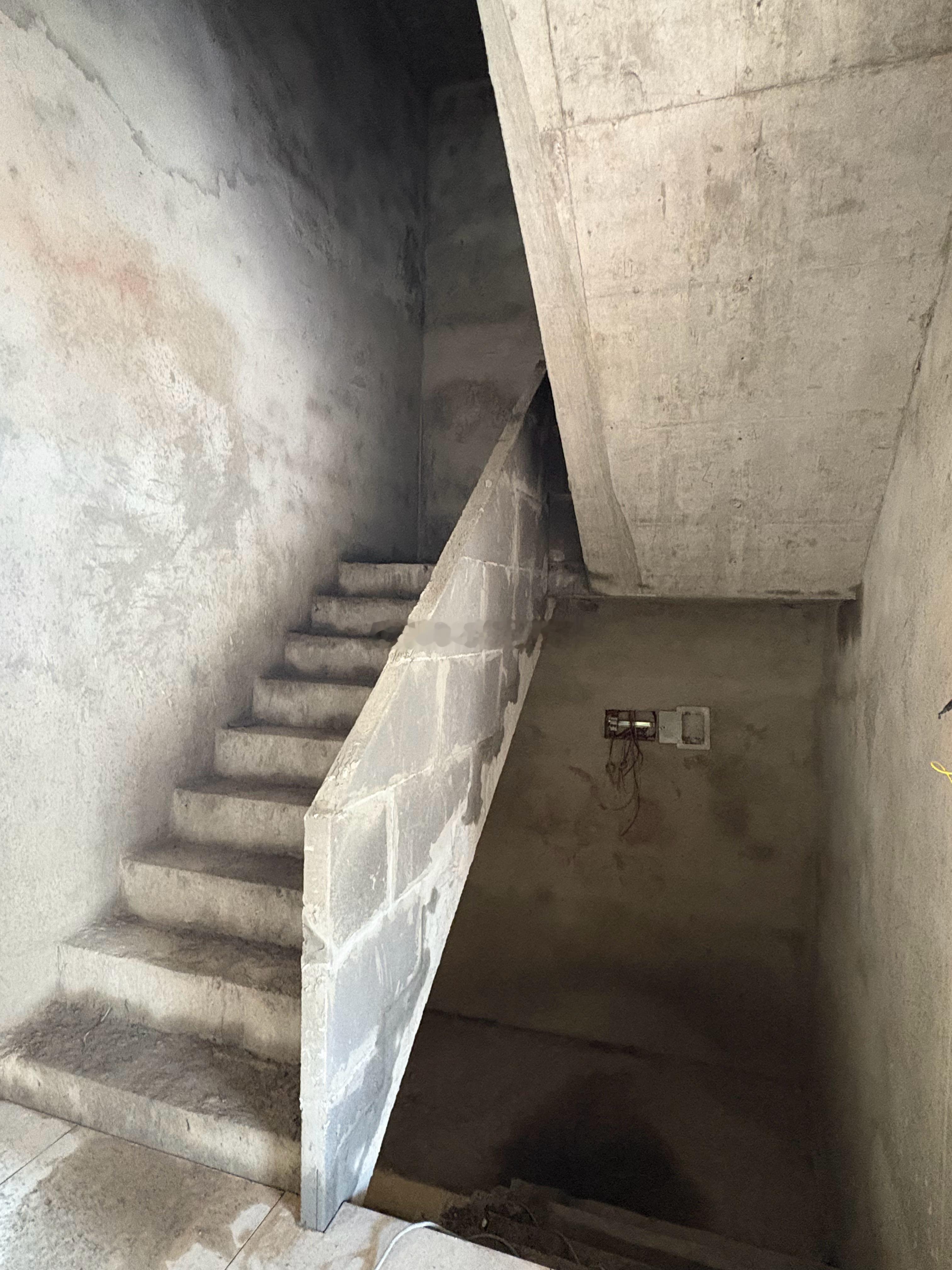 老家的那套联排在装修，让婆婆住这套房子去，现在住的沿街店面，车辆来往太多，她一个