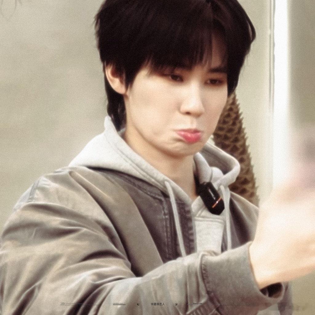 莫离也有张真源水印🥰本来专注品味古装剧情，意外字样出镜，解锁追剧别样欢乐体验。