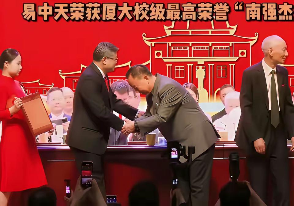 嘴上谈傲骨，台上领荣光：请看易中天本人的“风骨”又如何！
 
易中天常把一句名言