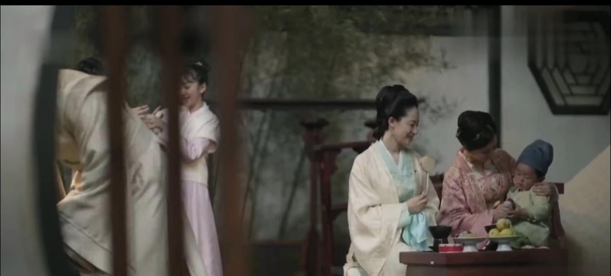 你绝对漏看了！
知否大结局团圆宴，顾廷炜躲在角落擦牌位，全剧没人敢提！
海氏身边