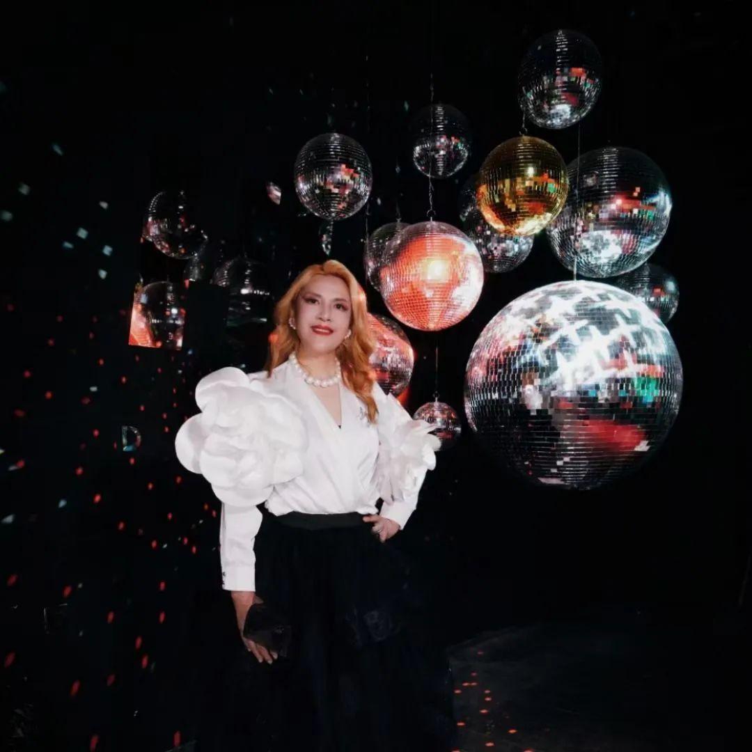 内娱爆红炸子鸡“大中国娜娜”那艺娜凭借一首《爱如火》迅速在网络走红，成为当下最炙