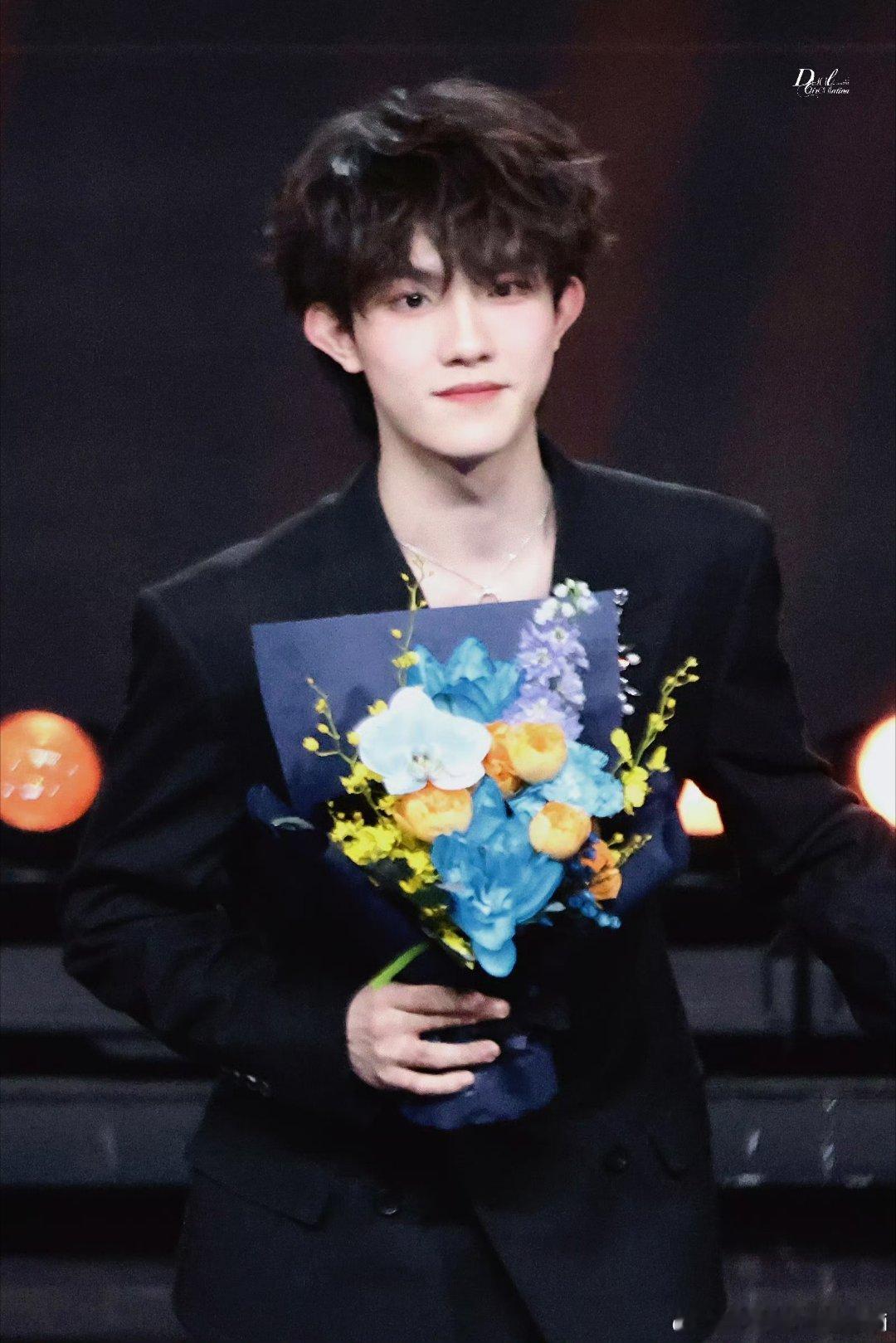 苏新皓喊强哥把人喊红温了 谁懂这声强哥的杀伤力！苏新皓又乖又甜，近距离一喊瞬间红