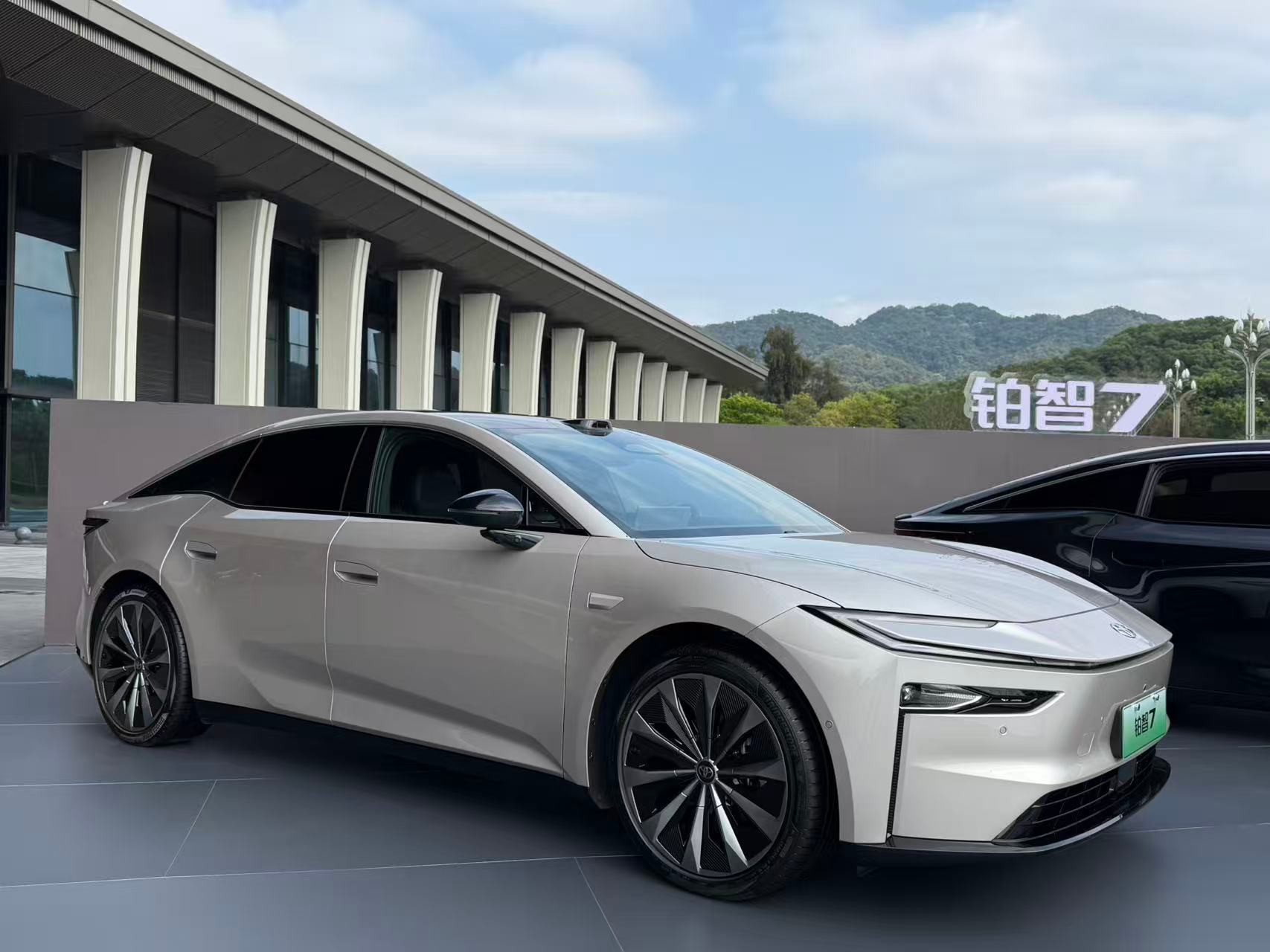 好看、舒适、靠谱，这就是新能源时代的丰田味道中大型纯电旗舰轿车广汽丰田铂智7上市