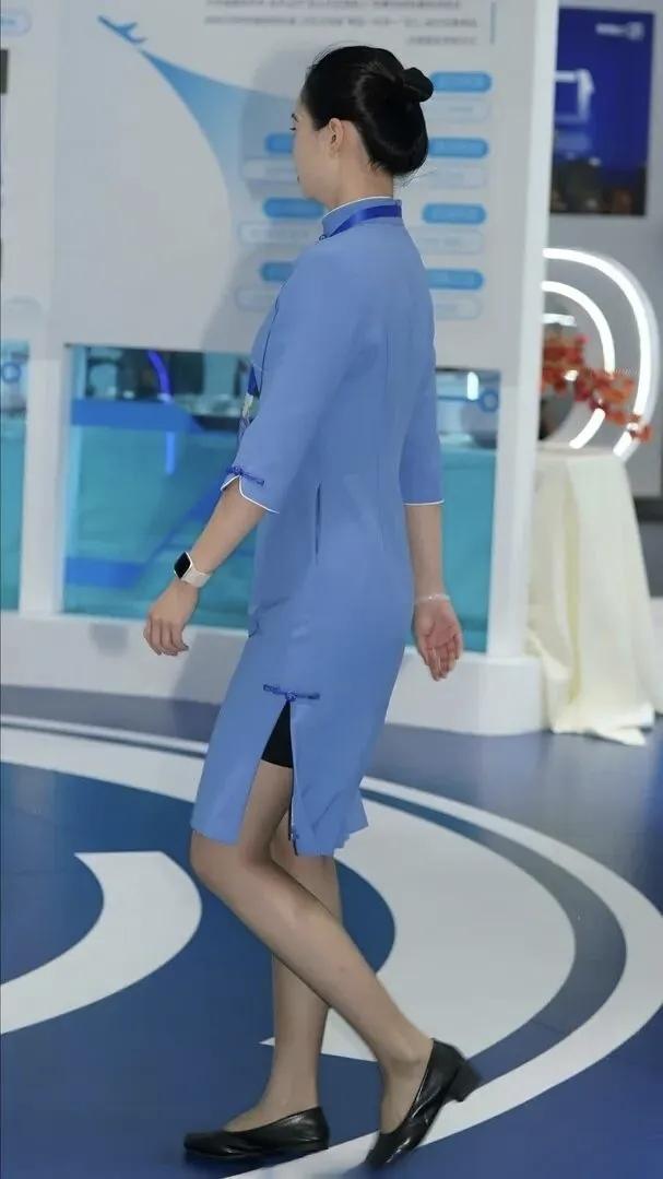 认真工作的服务员，认真工作最美丽女孩子怎么穿搭既时尚又好看?