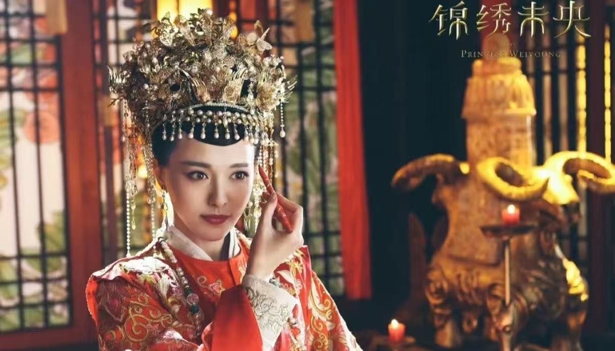 杨幂唐嫣冯太后对比唐嫣也演过冯太后从古偶大女主到历史正剧太后，唐嫣与杨幂用不同方