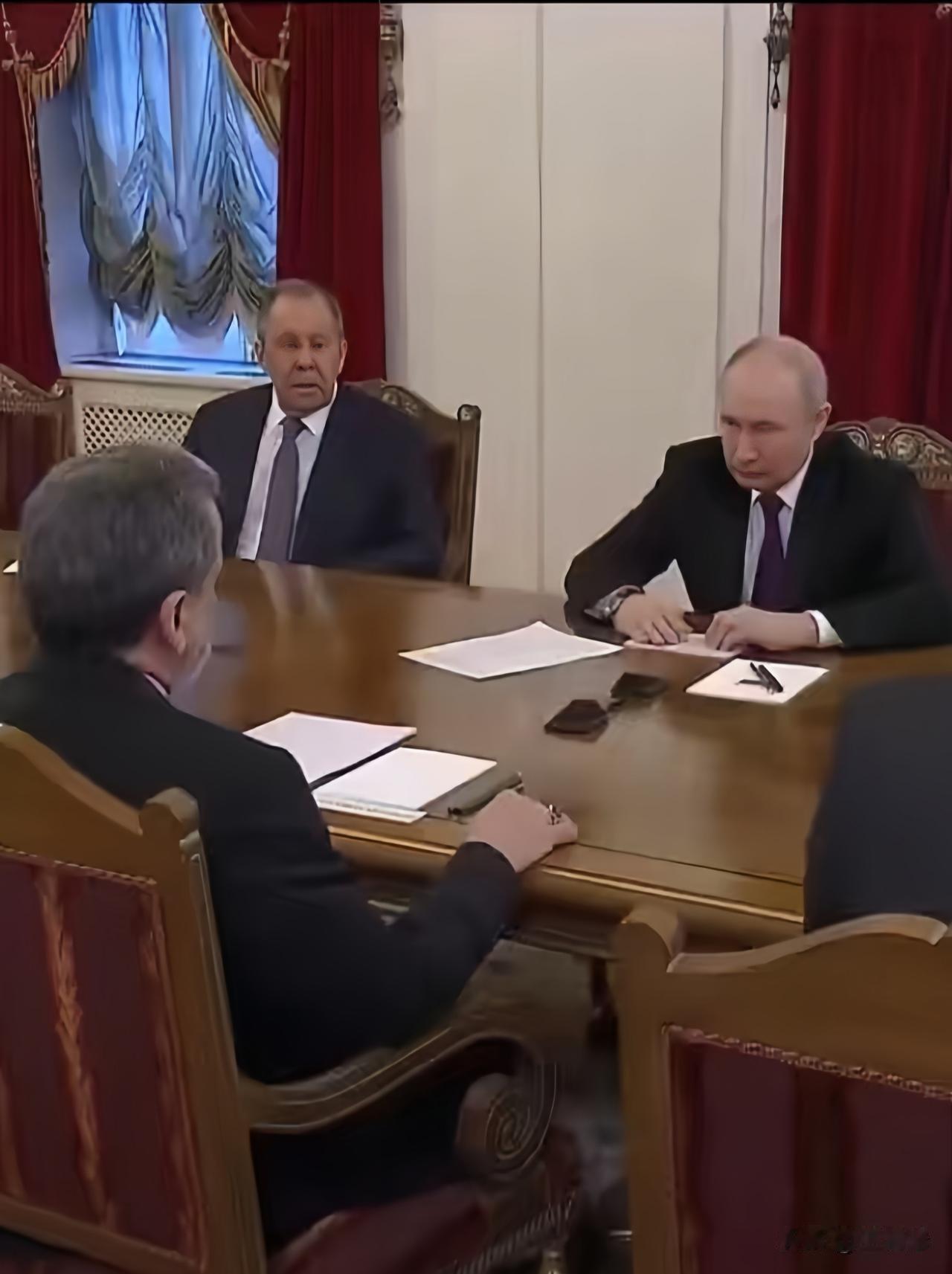 圣彼得堡会晤释放重磅信号！普京与伊朗外长深谈1.5小时，一句"钦佩伊朗抵抗美国"