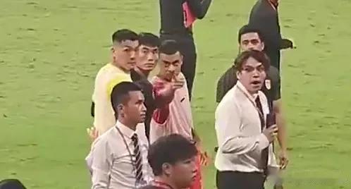 国足再添一名场面——李可指路+郑智怒瞪！

国足主场1-1马来西亚，国足绕场谢场