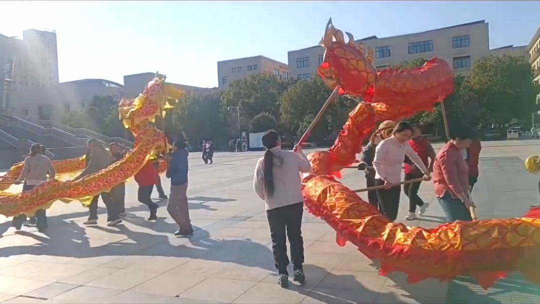 大别山龙腾！2026年1月10日下午，商城文体广场上演盛世龙舞，气场燃爆全城！