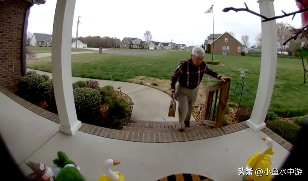 田纳西州一名78岁的DoorDash送餐司机，因生活所迫重返工作岗位。他步履蹒跚