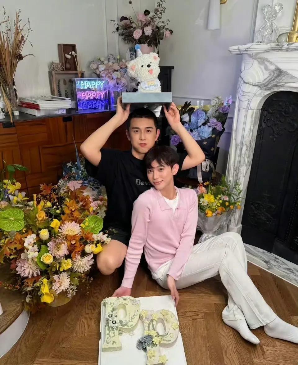 付鹏与男子合影