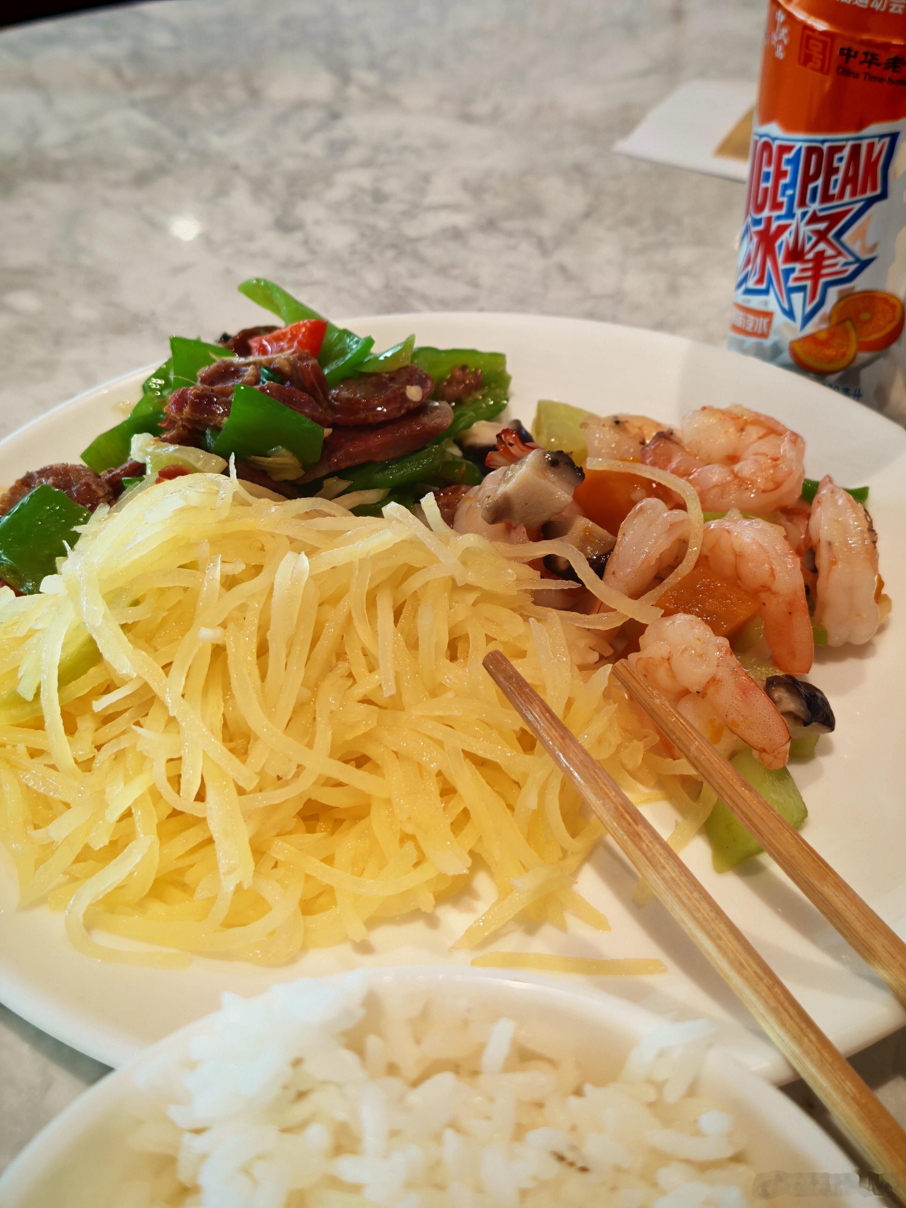 西安T5航站楼东航的餐食越来越好了油泼面 菠菜面 饺子今天还有腊肉吃[good]