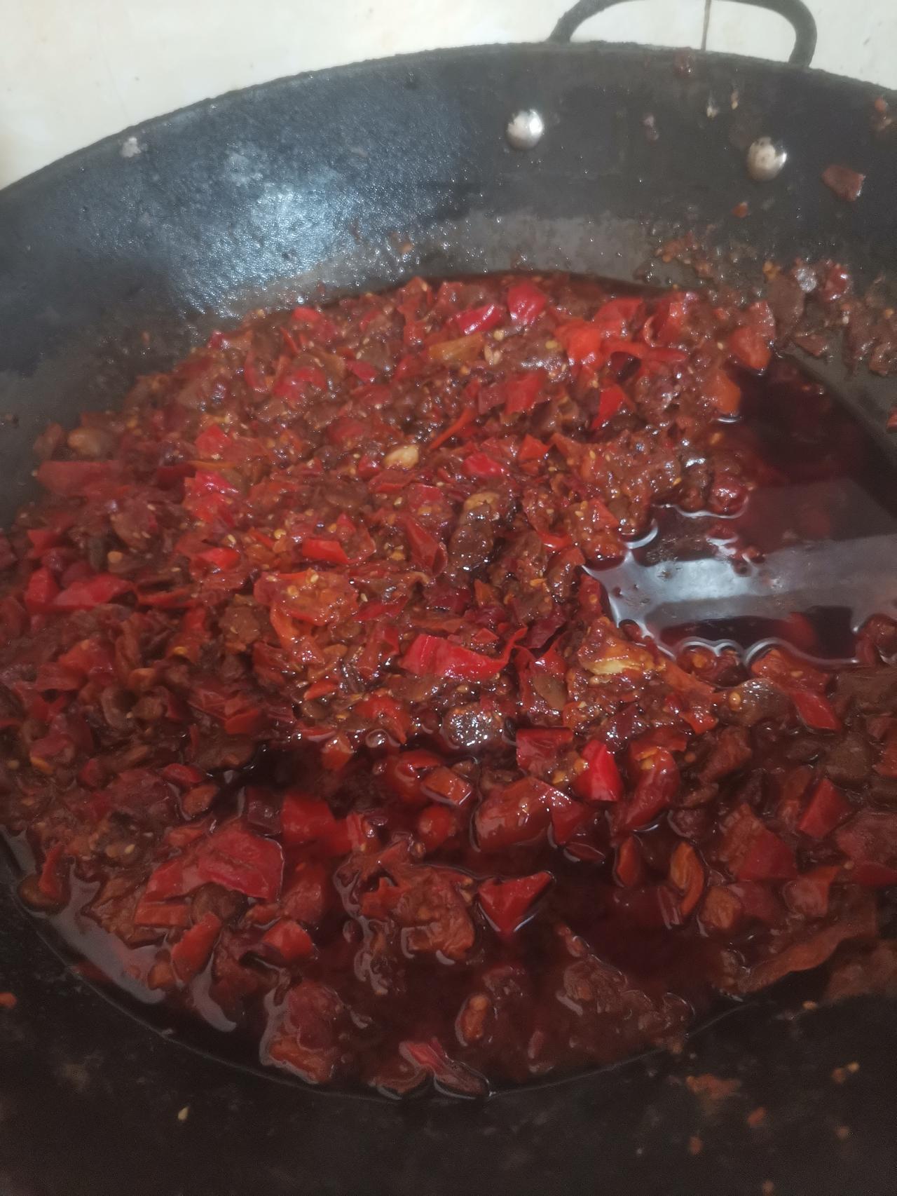 我妈真是闲不住。
昨天下午很热，我妈还是炒了一锅豆瓣酱。
前两天我在菜园摘了一桶
