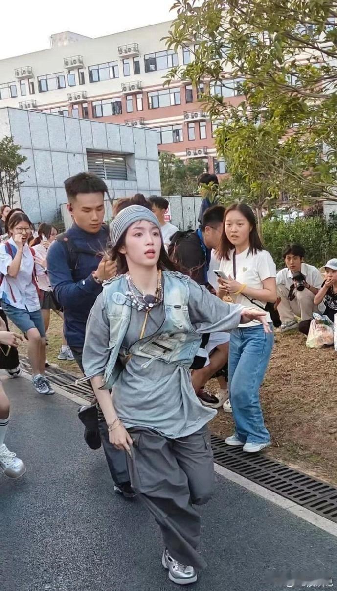 周也姿势太豪迈，一点没有淑女的样子 